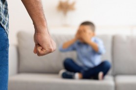 Un tată şi-a bătut cu bestialitate fiul de doar 6 ani. Motivul care l-a scos din minți pe bărbat